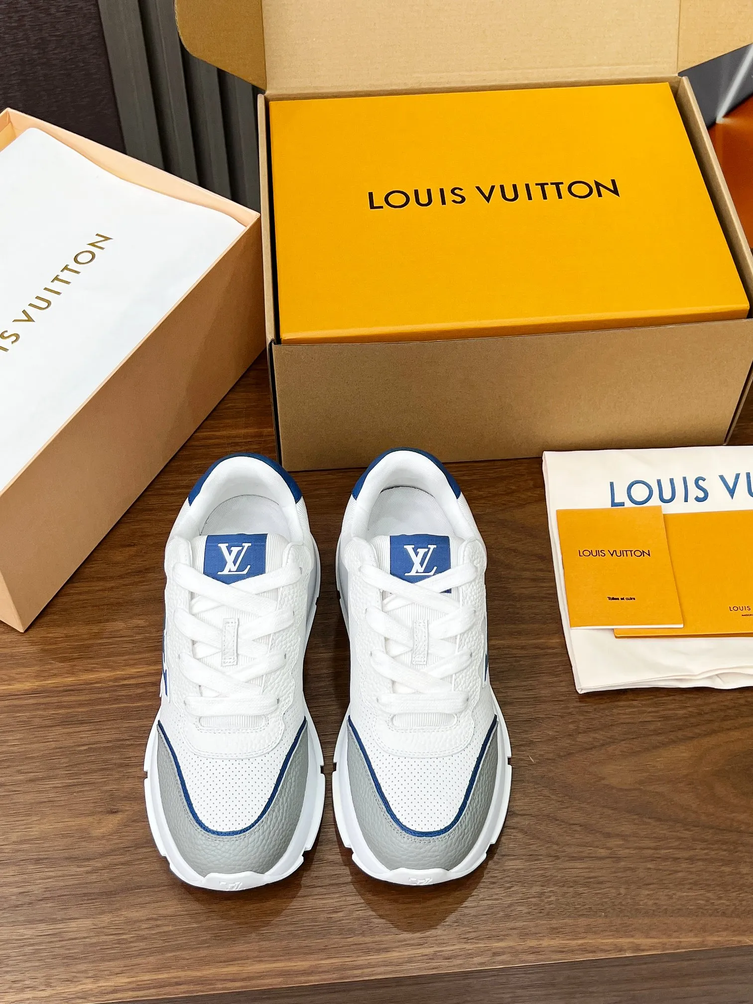 👟👟Ex-factory price 680👟👟 Men's size +10 LV Louis Vuitton L Jialu brand thick-soled casual couple sneakers🔥🔥🔥 Made of smooth cow leather and elegant design, can be easily integrated into various styles. The eye-catching LV letters are marked on the side of the shoe, and the lightweight rubber outsole is embellished with the Vuitton logo ▪️ Sole thickness: 4CM. The counter specializes in the latest casual shoes and new hard goods 🆕 ❥Purchase level! Full of high-end feel! A popular model among bloggers at home and abroad, it’s retro and fashionable and looks amazing on your feet! Wear a lot of happiness! The official website’s main recommendation★ ▪️Upper: Original custom-made imported calfskin fabric ▪️Inner lining: breathable gauze imported from Italy ▪️Outsole: rubber foam ➕tpu high-end outsole ▪️Shoe size: women’s 35-41, (women’s 41 is custom-made). Men's clothing 39-46 (45-46 customized).